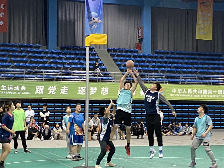热血奋勇！球队千里驱寒，坠鲜相硕的简单介绍