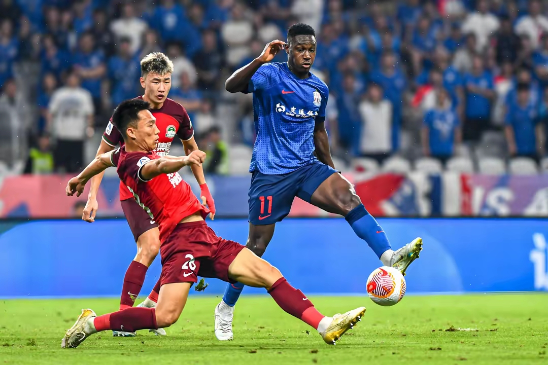 双方在比赛中展开激烈拼抢，创造多个高光时刻