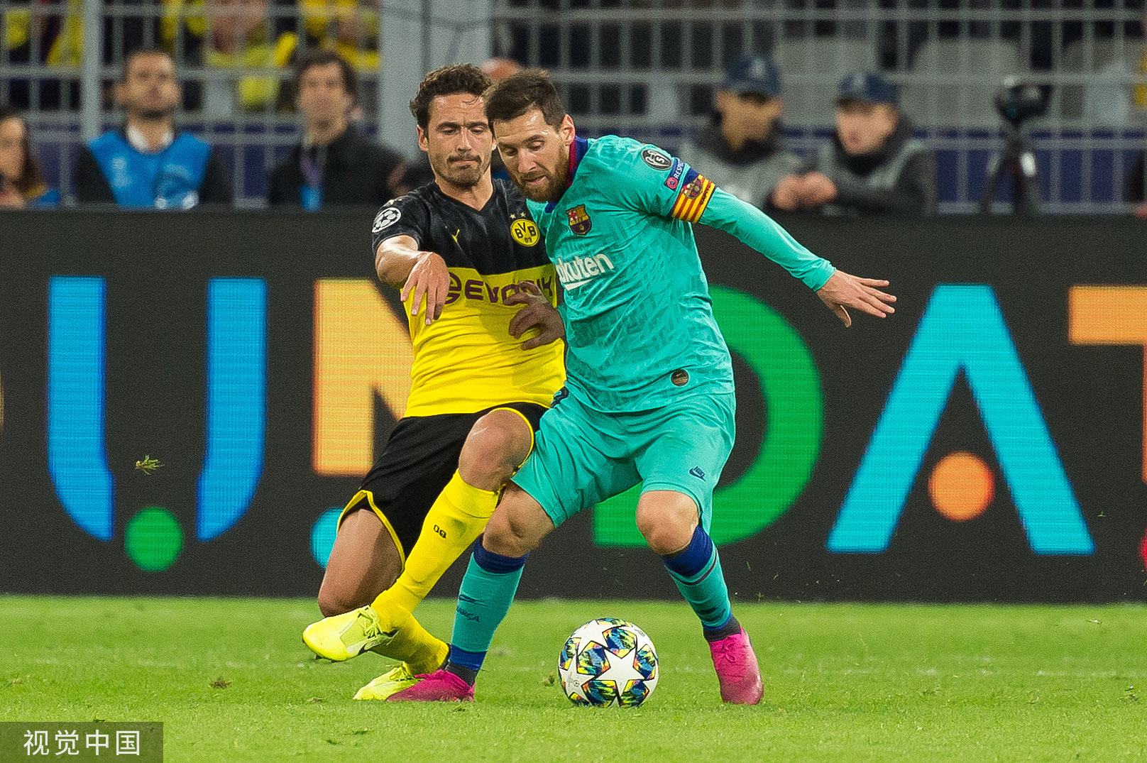 梅西在巴萨对阵格拉纳达的比赛中取得进球 梅西在巴萨对阵格拉纳达的比赛中取得进球