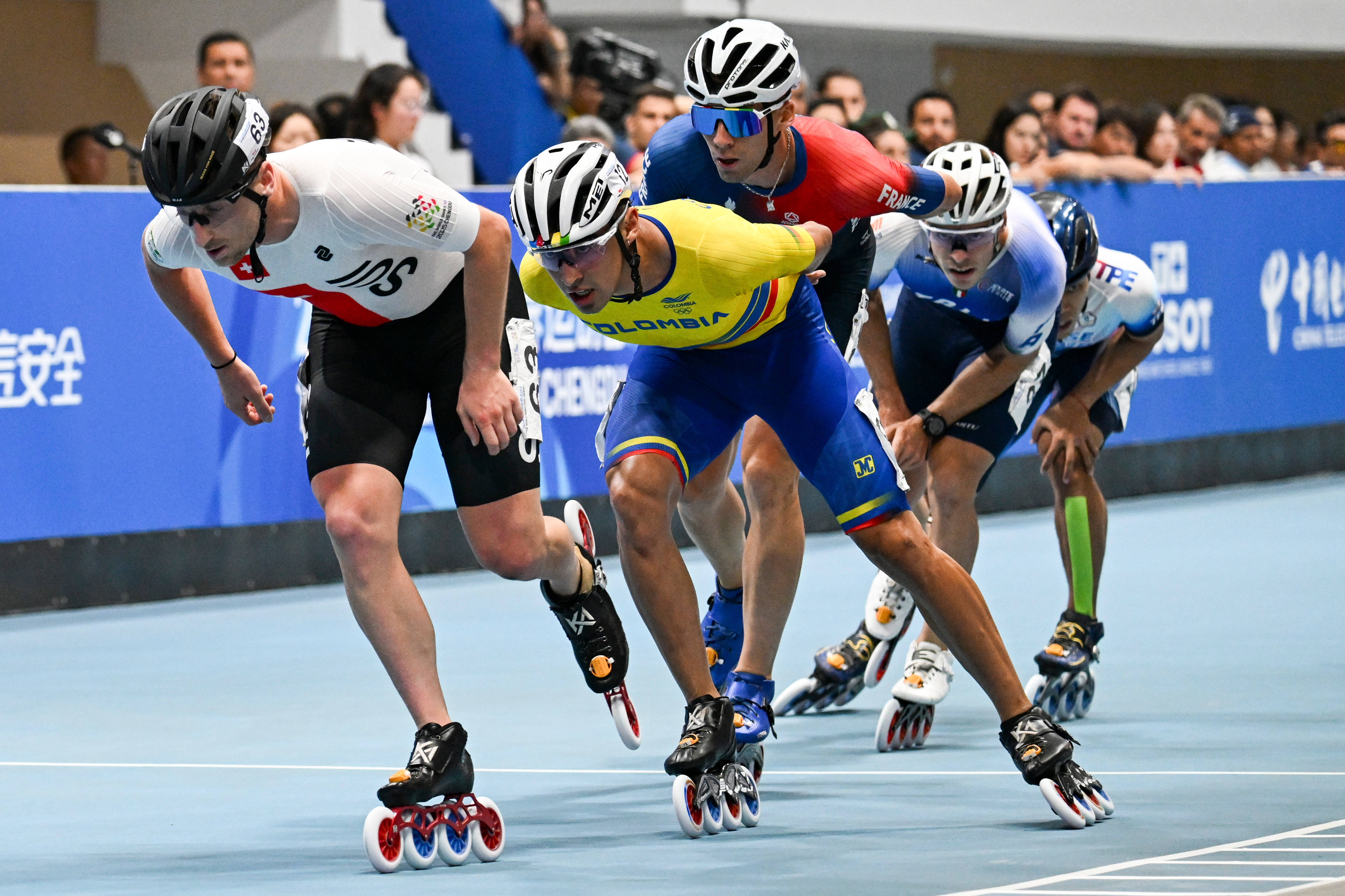 轮滑比赛中选手意外滑倒,险些摔倒! 轮滑比赛中选手意外滑倒,险些摔倒!