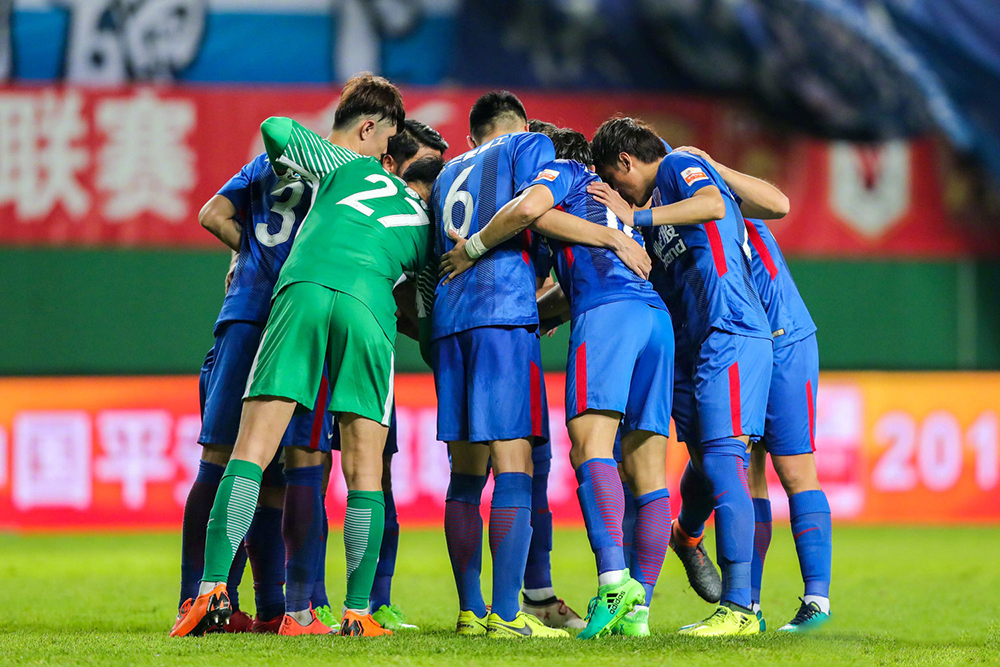 鲁能惊险取胜,排名冲上榜首 鲁能惊险取胜,排名冲上榜首